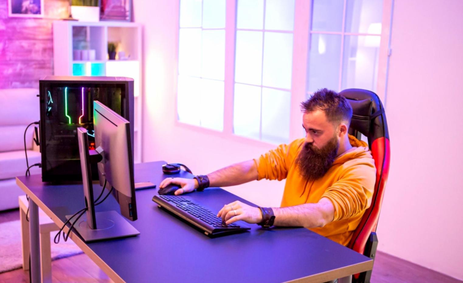 Estudiantes analizando estrategias competitivas en sesión práctica